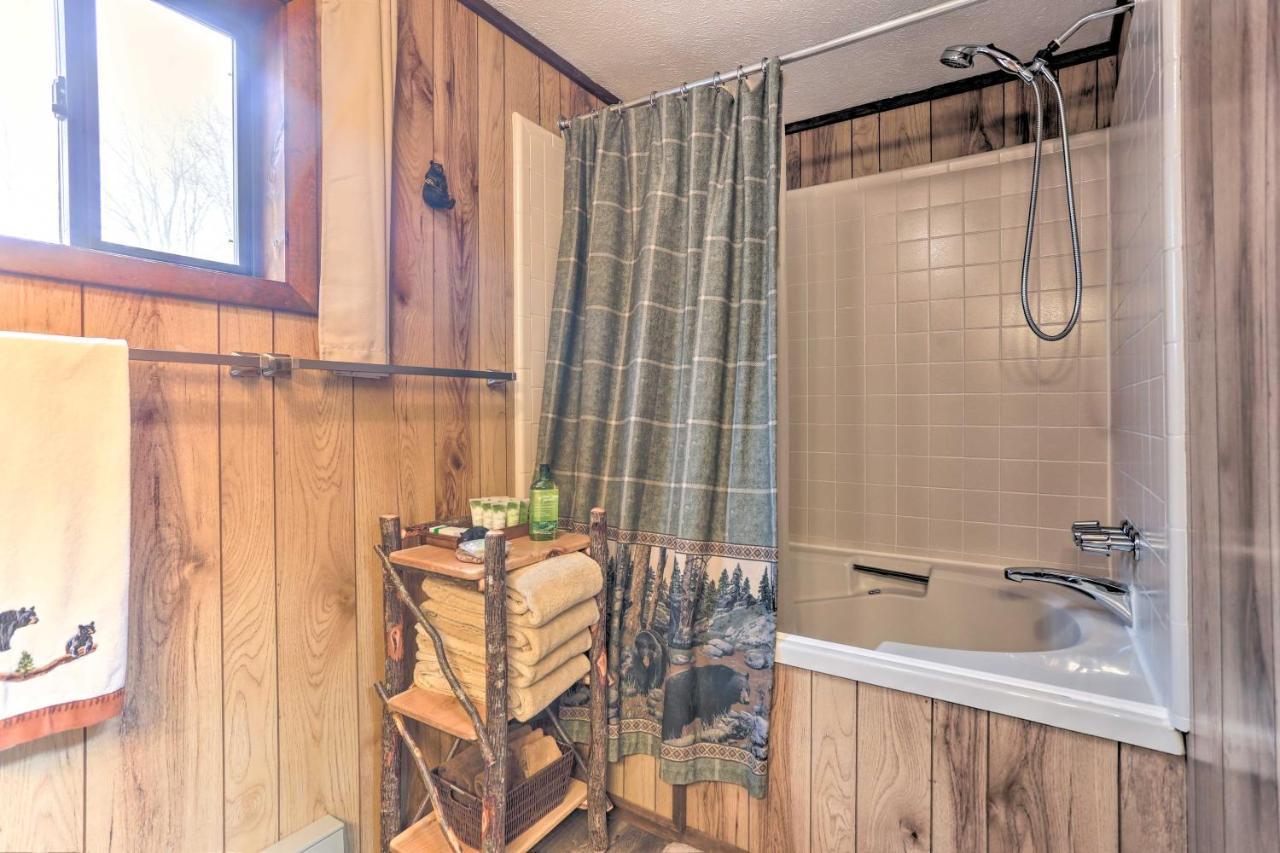 Bear Den Rustic Pocono Lake Home With Game Room! Exterior foto